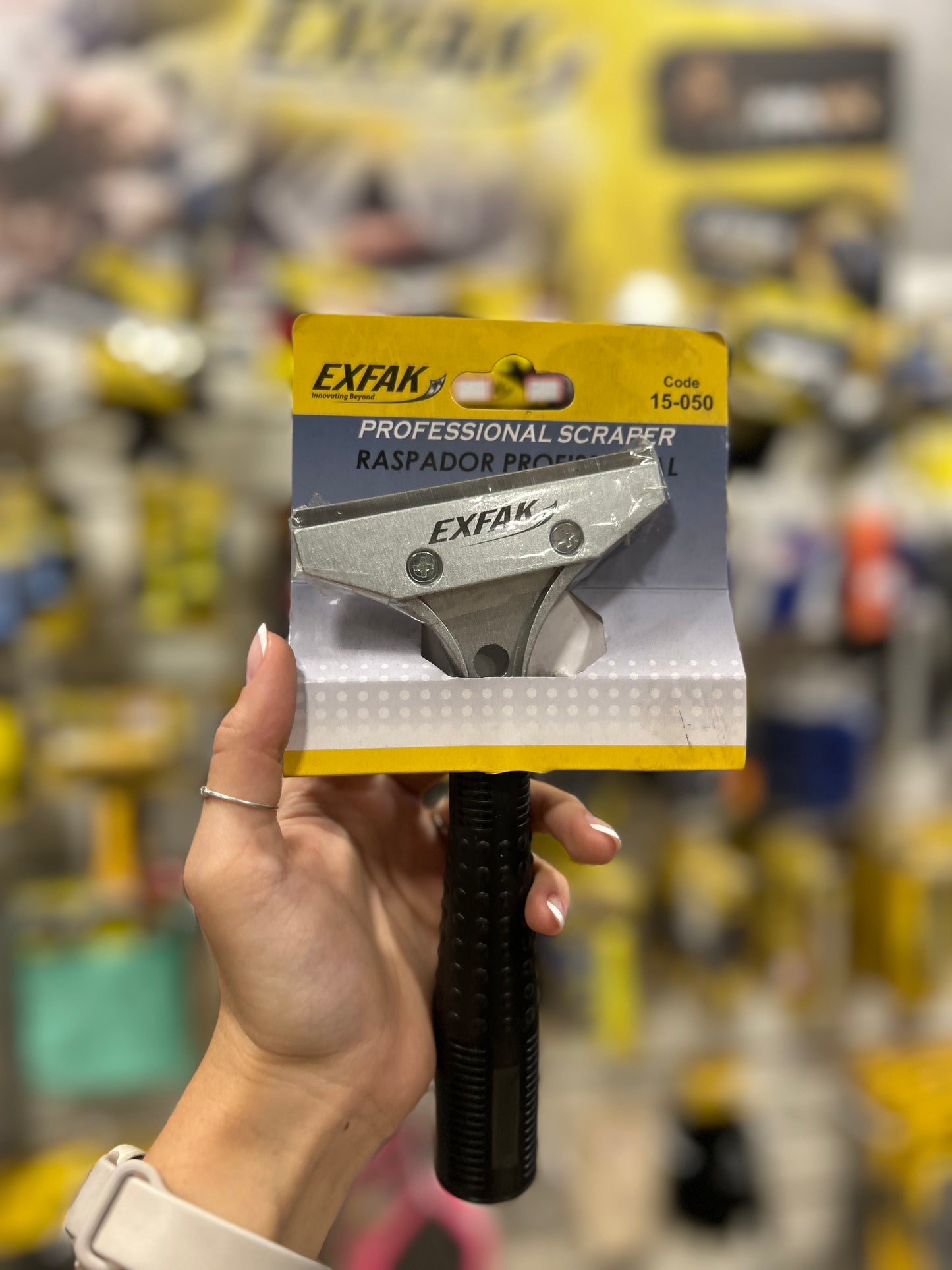 Raspador de vidro com cabo plástico.